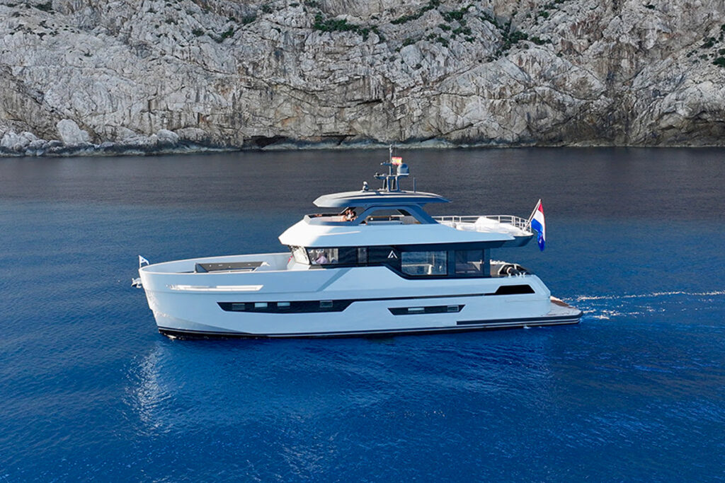 Outer Reef Adventure 780