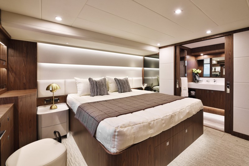 Horizon Yachts V77s