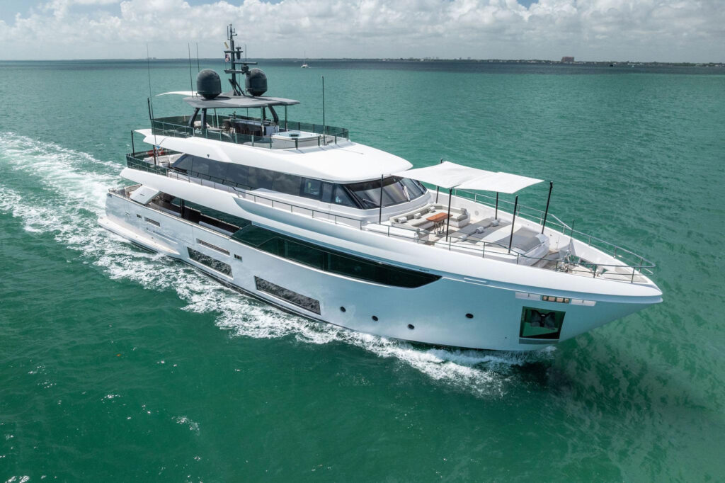 Custom Line Navetta 33 Lumpasaurus