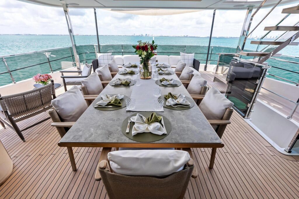 Custom Line Navetta 33 Lumpasaurus