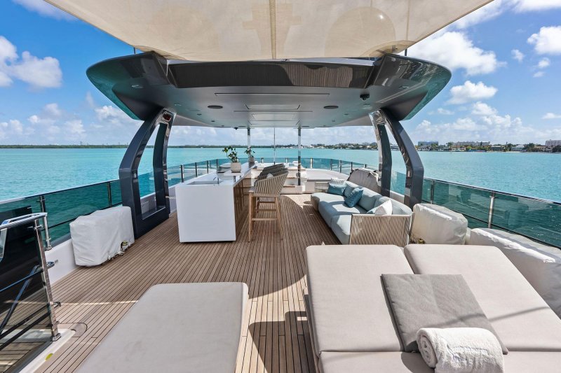 Custom Line Navetta 33 Lumpasaurus