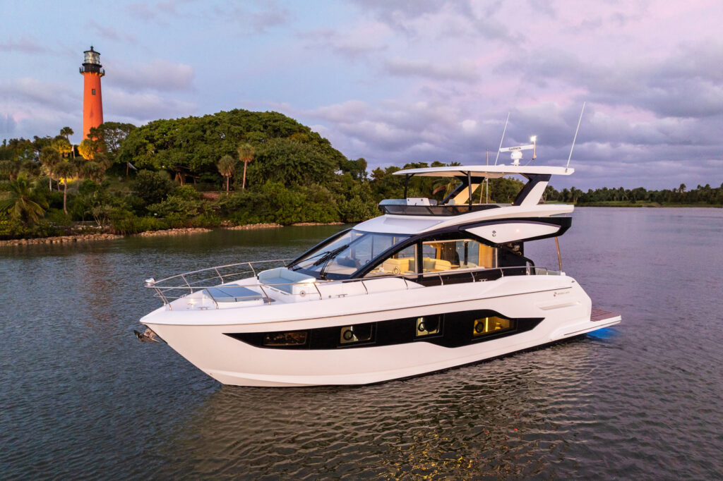 Cruisers Yachts 50 Fly