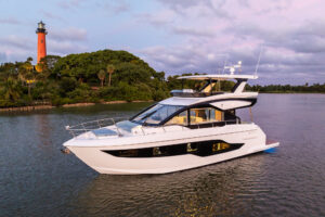 Cruisers Yachts 50 Fly