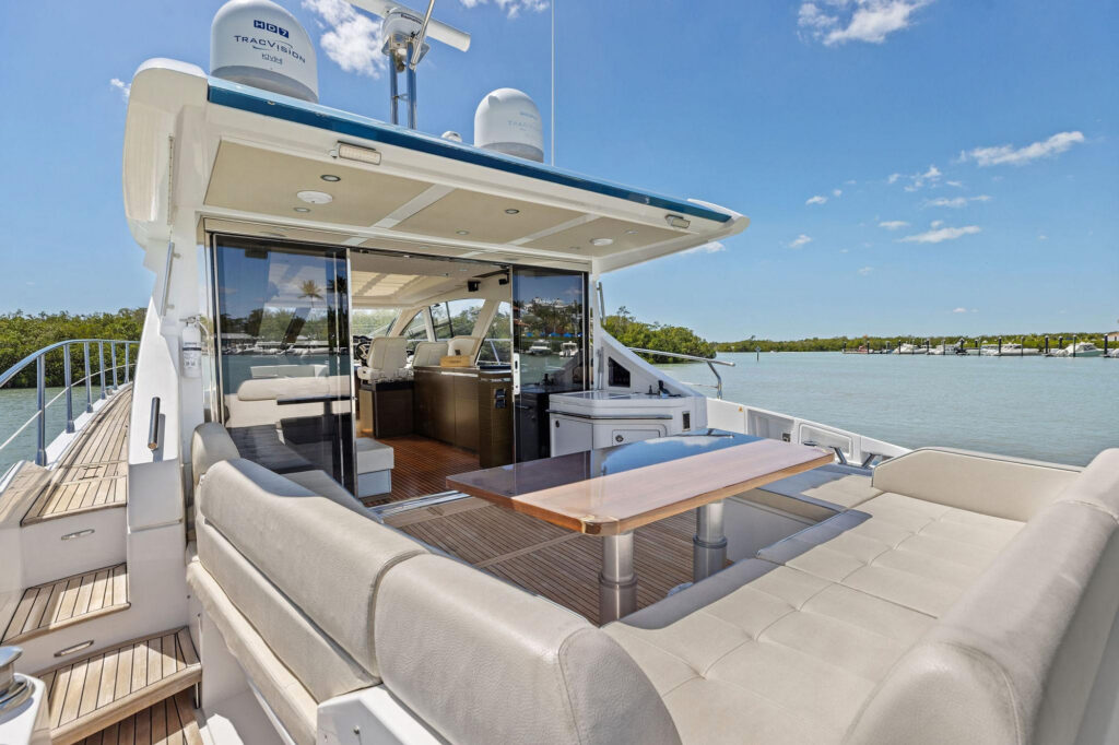 Azimut 55S Radio Waves
