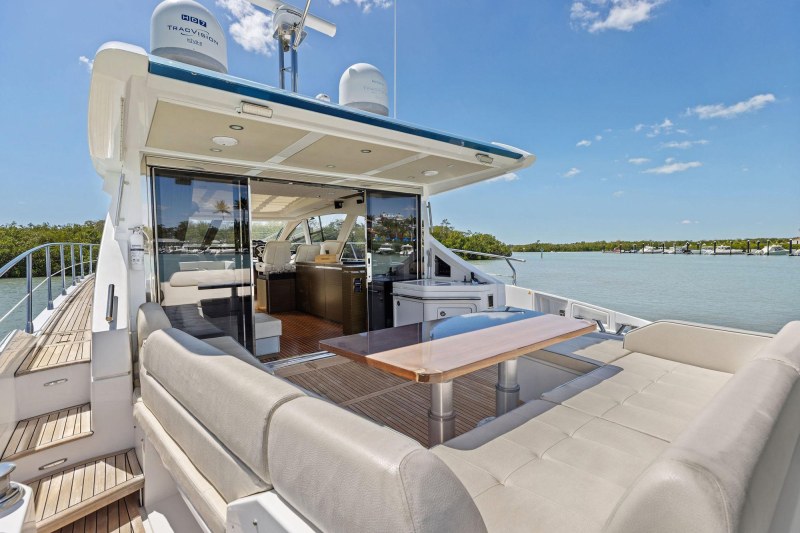 Azimut 55S Radio Waves