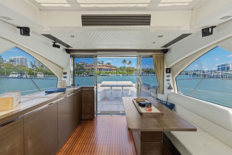 Azimut 55S Radio Waves