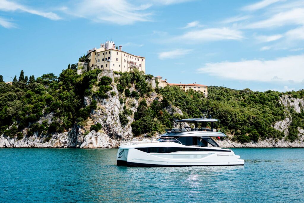 Prestige Yachts M7