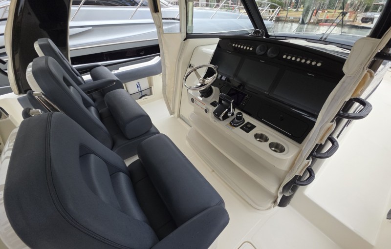 Boston Whaler 420 Outrage BFT
