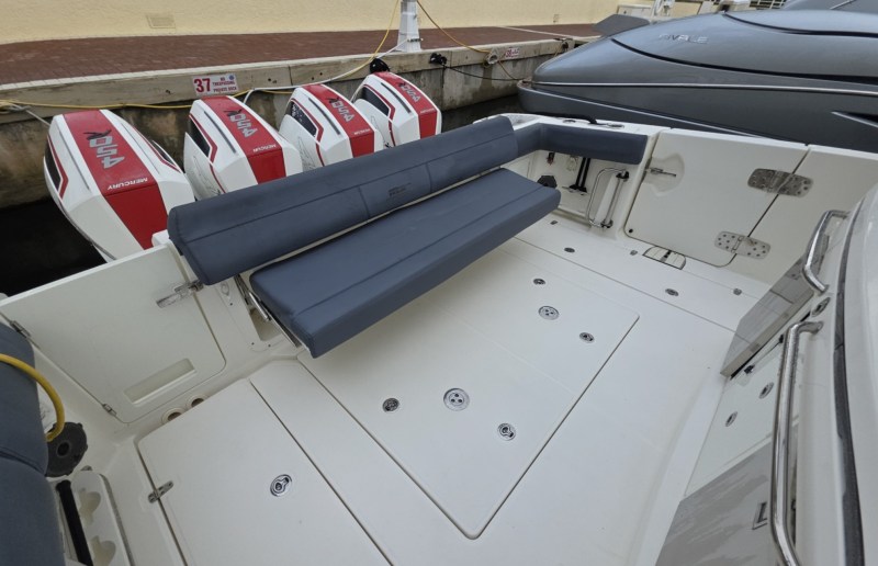 Boston Whaler 420 Outrage BFT