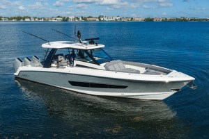 Boston Whaler 420 Outrage Gate Keeper